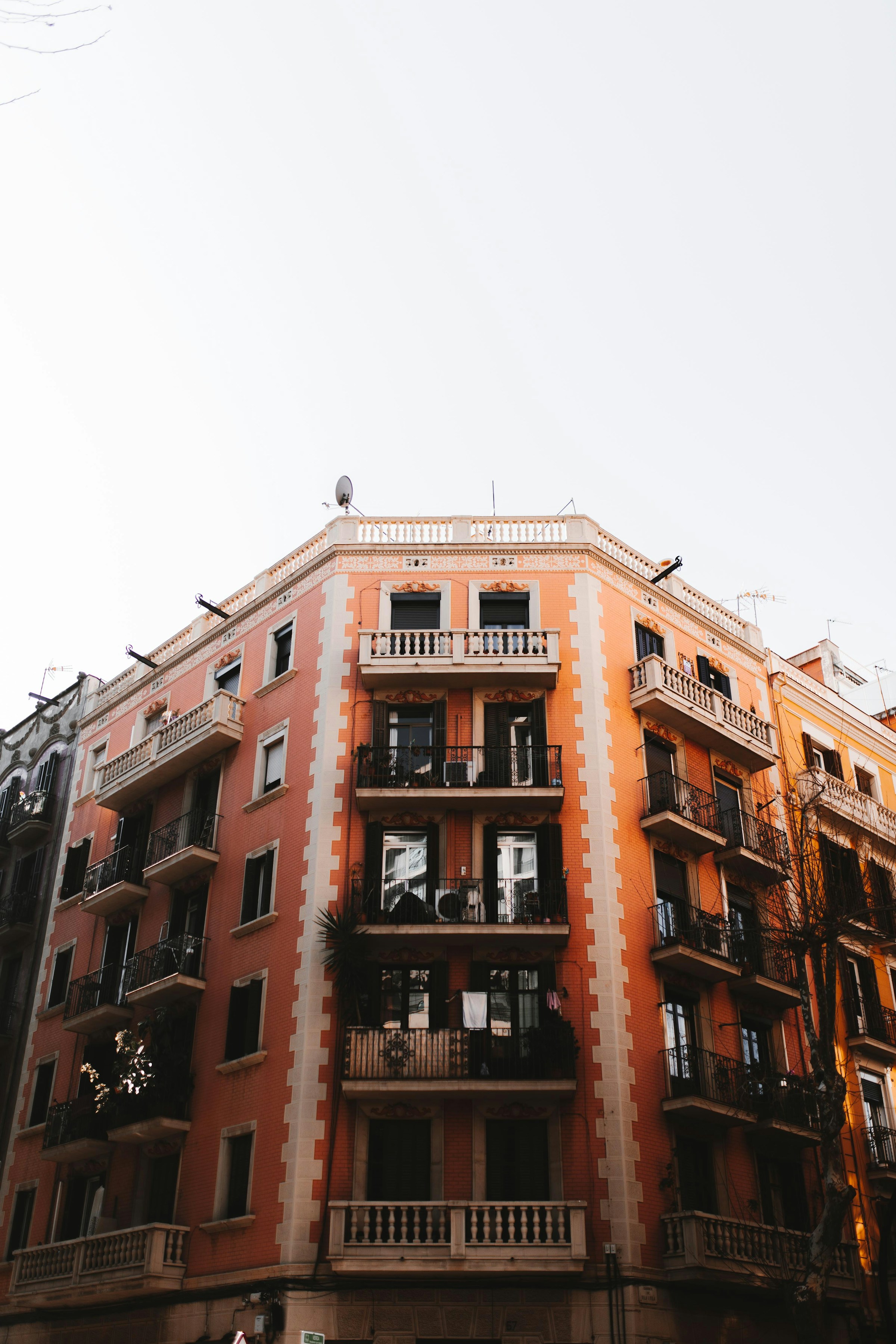 Fachada residencial de Barcelona bajo la luz del atardecer
