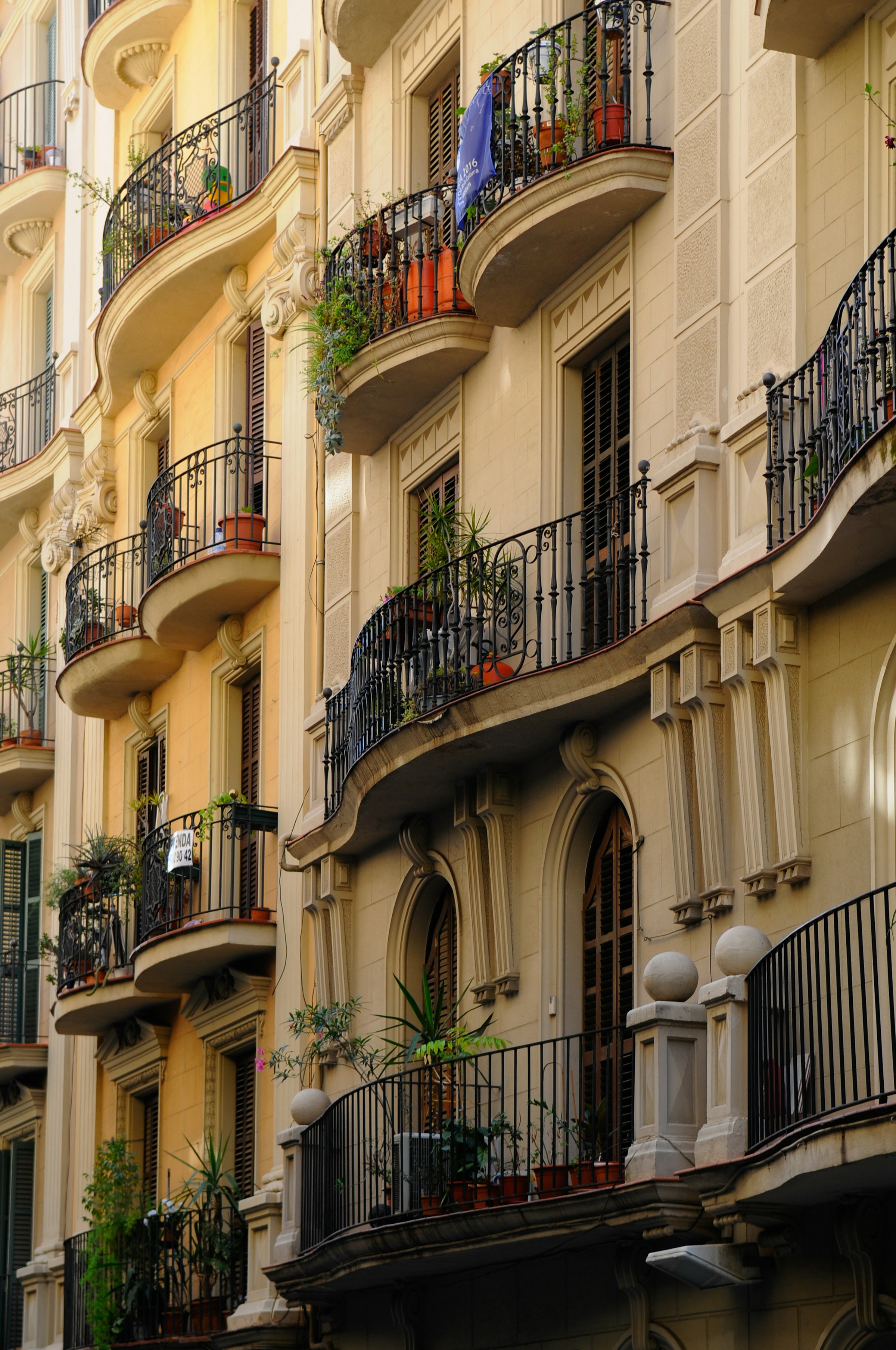 Piedra y balcones de hierro en una finca de Barcelona