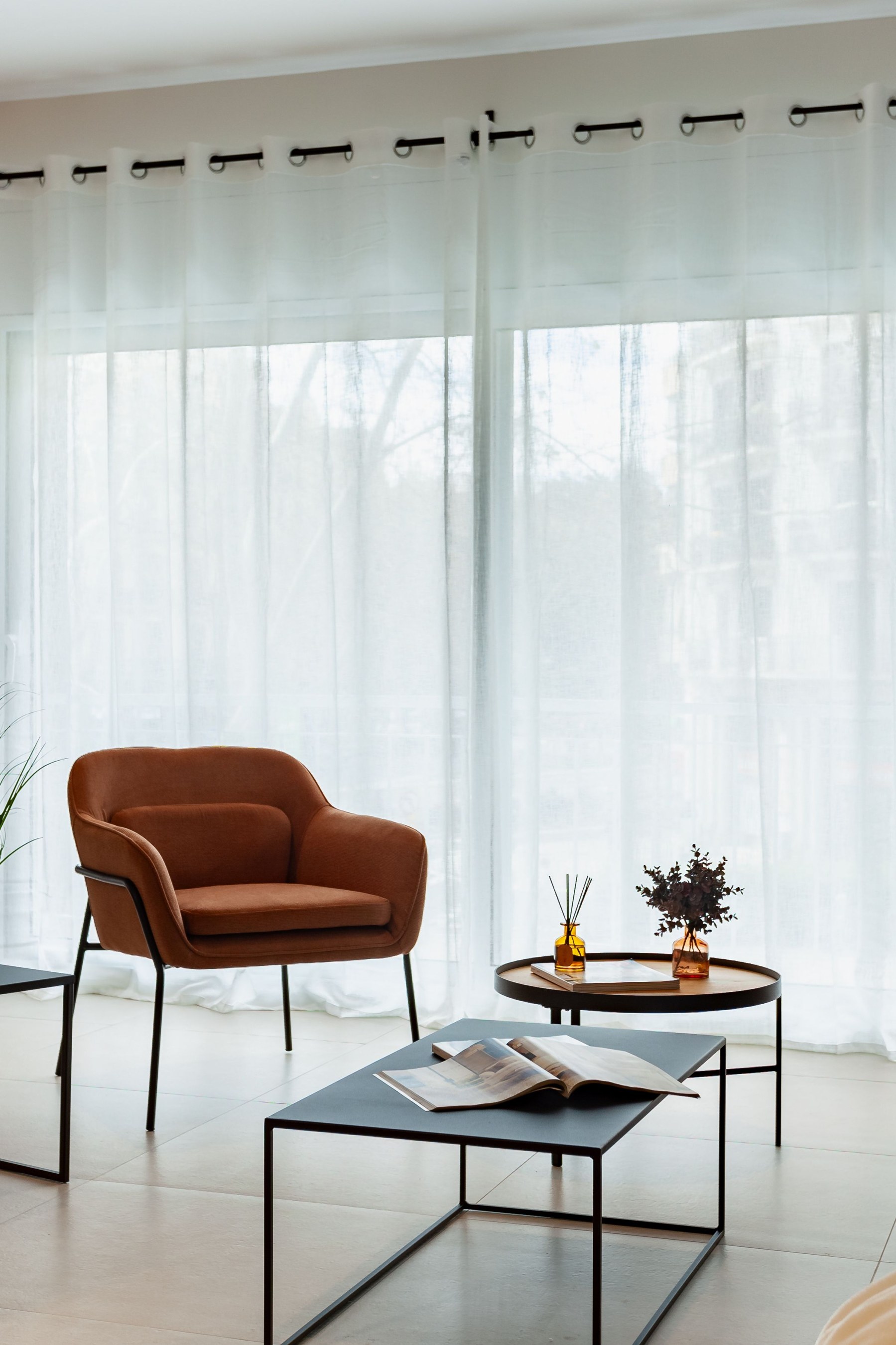 Interior residencial de Barcelona con luz natural